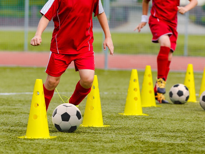 Barn spelar fotboll