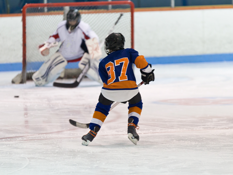Barn spelar hockey